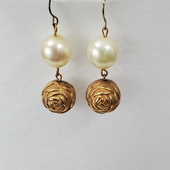 Vintage Drop Off White Round Faux Pearl Earrings Rose Beads - Picture 2 of 5